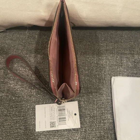 Kate Spade Pomegranate Pebbled Leather Wristlet NWT - Picture 3 of 4